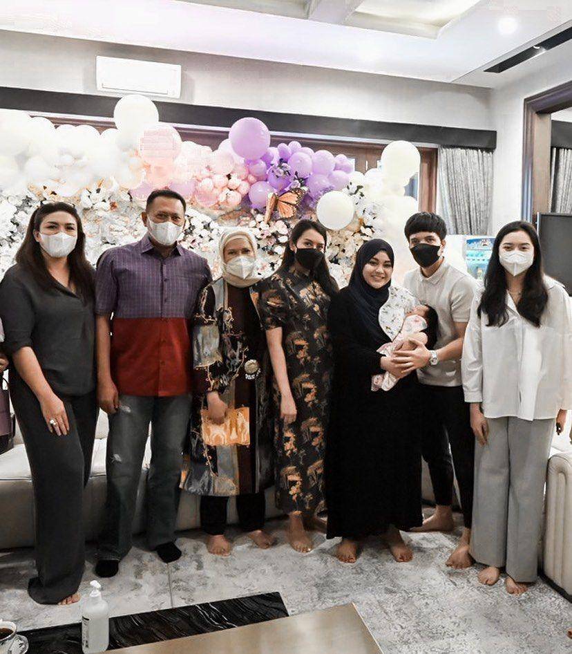 Pak Bambang Soesatyo jenguk baby Ameena. (instagram.com/aurelie.hermansyah)