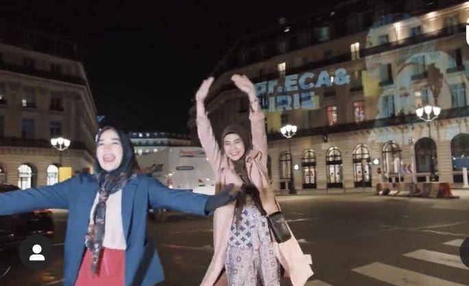 Ririe dan Mommy ASF di Paris (instagram.com/juragan99)
