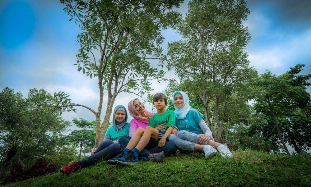 potret Ayu Azhari dan keluarga yang hijah (instagram.com/ayukhadijahazhari)