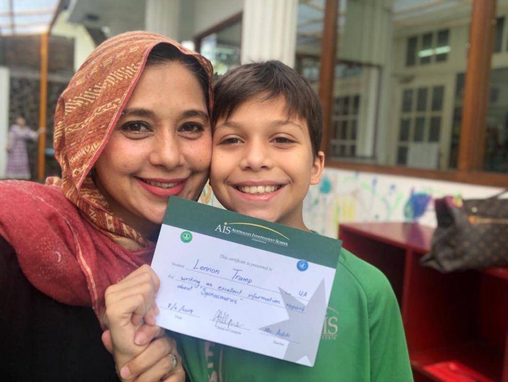 potret Ayu Azhari dan keluarga yang hijah (instagram.com/ayukhadijahazhari)