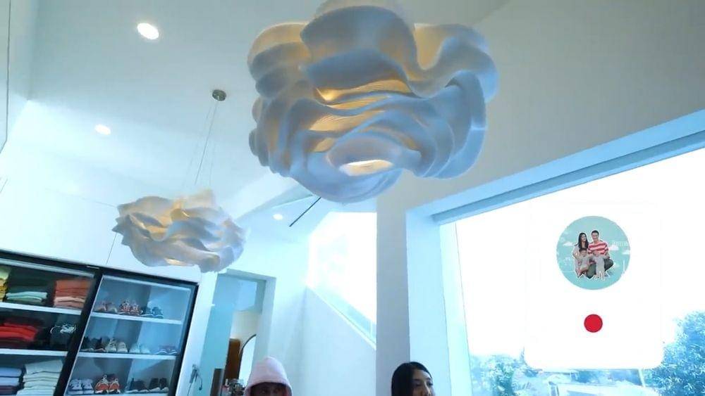 potret kamar Raditya Dika (youtube/Titi dan Tian)