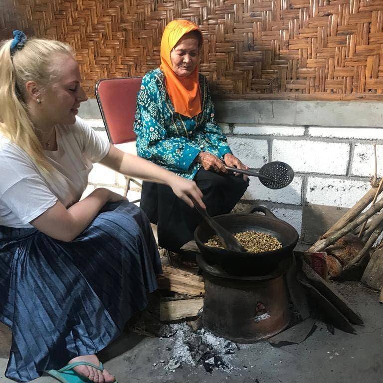 mengikuti aktivitas masyarakat Desa Wisata Pentingsari (instagram.com/desawisatapentingsari)