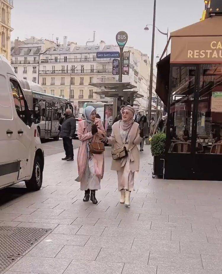 Ririe dan Mommy ASF di Paris (instagram.com/ririe_fairus)