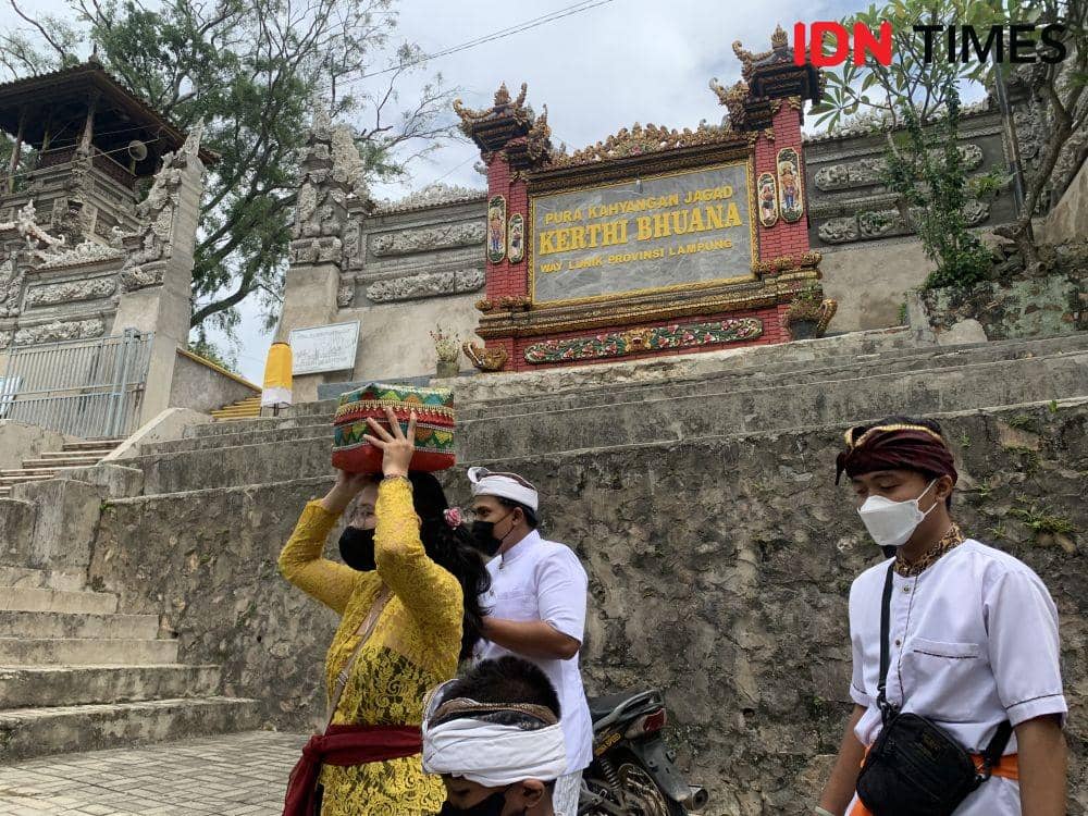 Rangkaian Nyepi di Pura Kahyangan Jagat Kerthi Bhuana di Way Lunik, Panjang. (IDN Times/Rohmah Mustaurida).