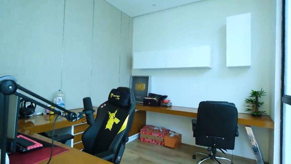 potret kamar Raditya Dika (youtube/Titi dan Tian)