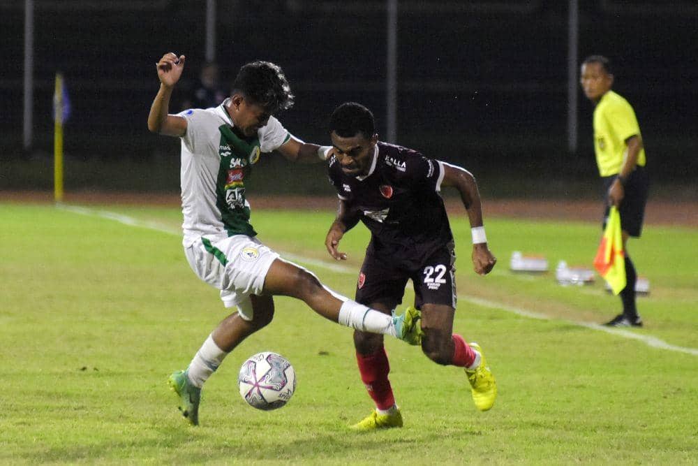 Pesepak bola PSM Makassar Yakob Sayuri (kanan) berusaha melewati hadangan pesepak bola PSS Sleman Ocvian Chanigio (kiri) pada pertandingan Liga 1 di Stadion I Gusti Ngurah Rai, Denpasar, Bali, Selasa (1/3/2022). (ANTARA FOTO/Nyoman Hendra Wibowo)