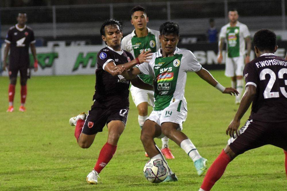 Pesepak bola PSS Sleman Ocvian Chanigio (tengah) berebut bola dengan pesepak bola PSM Makassar Rasyid Bakri (kiri) pada pertandingan Liga 1 di Stadion I Gusti Ngurah Rai, Denpasar, Bali, Selasa (1/3/2022). (ANTARA FOTO/Nyoman Hendra Wibowo)