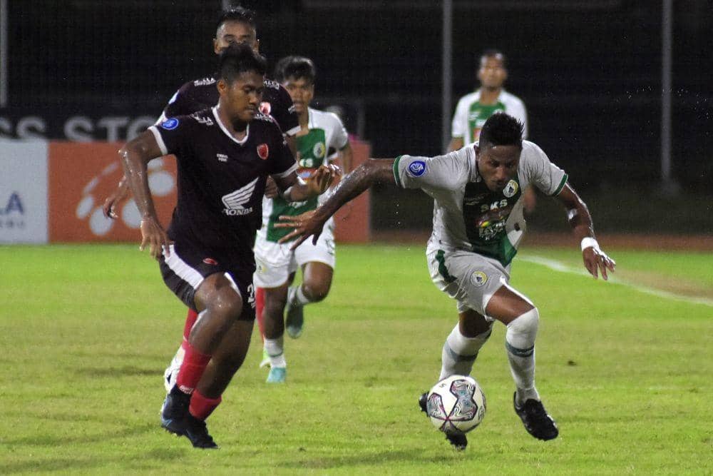 Pesepak bola PSS Sleman Wander Luiz (kanan) berusaha melewati hadangan pesepak bola PSM Makassar Ganjar Mukti (kiri) pada pertandingan Liga 1 di Stadion I Gusti Ngurah Rai, Denpasar, Bali, Selasa (1/3/2022). (ANTARA FOTO/Nyoman Hendra Wibowo)
