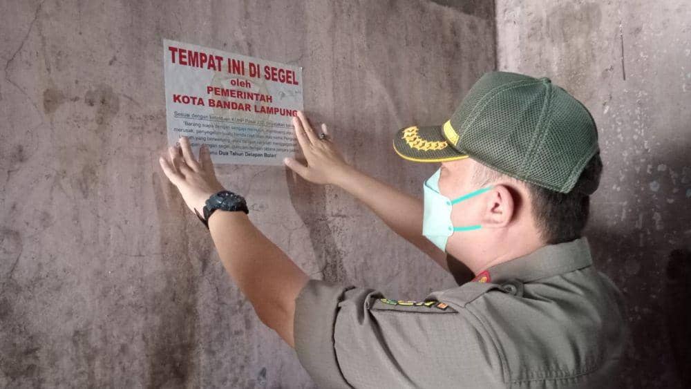 Penyegelan RPH Babi di Bandar Lampung. (IDN Times/Rohmah Mustaurida).