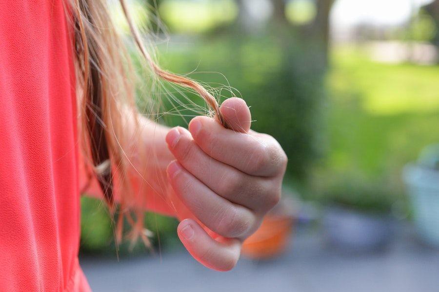 5 Kebiasaan Buruk yang Bikin Rambut Mudah Rontok, Cegah Sebelum Botak!