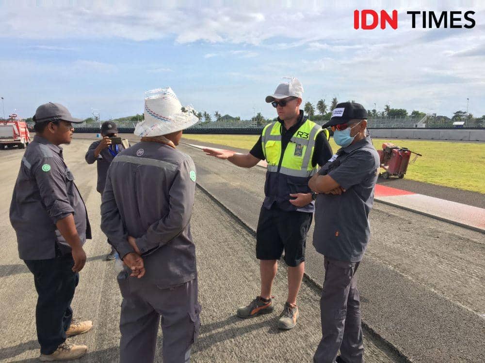 Direktur Utama MGPA Priandhi Satria komunikasi dengan tim pengawas dari Inggris IDN Times/Ahmad Viqi