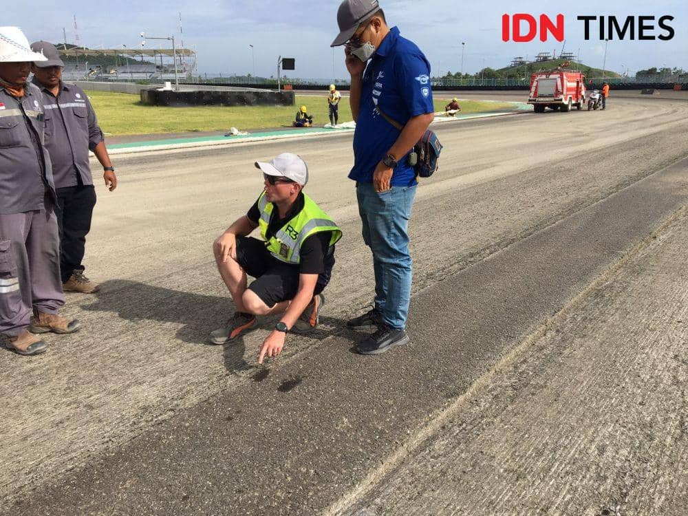 Tim pengawas proses pengaspalan dari Inggris sedang cek pembongkaran aspal lintasan Sirkuit Mandalika IDN Times/Ahmad Viqi