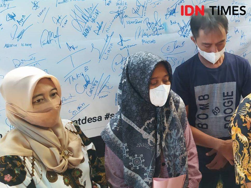 Kaur Bendahara Desa Citemu, Nurhayati (tengah) merasa lega usai menerima surat keputusan pemberhentian penuntutan (SKP2). (IDN Times/Wildan Ibnu)