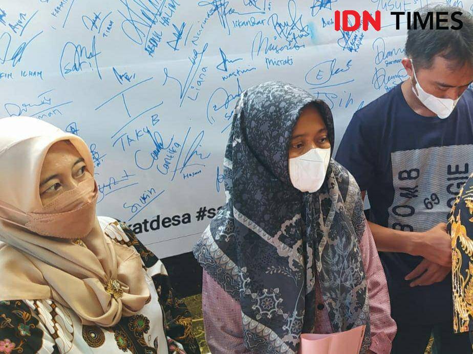 Kaur Bendahara Desa Citemu, Nurhayati (tengah) merasa lega usai menerima surat keputusan pemberhentian penuntutan (SKP2). (IDN Times/Wildan Ibnu)