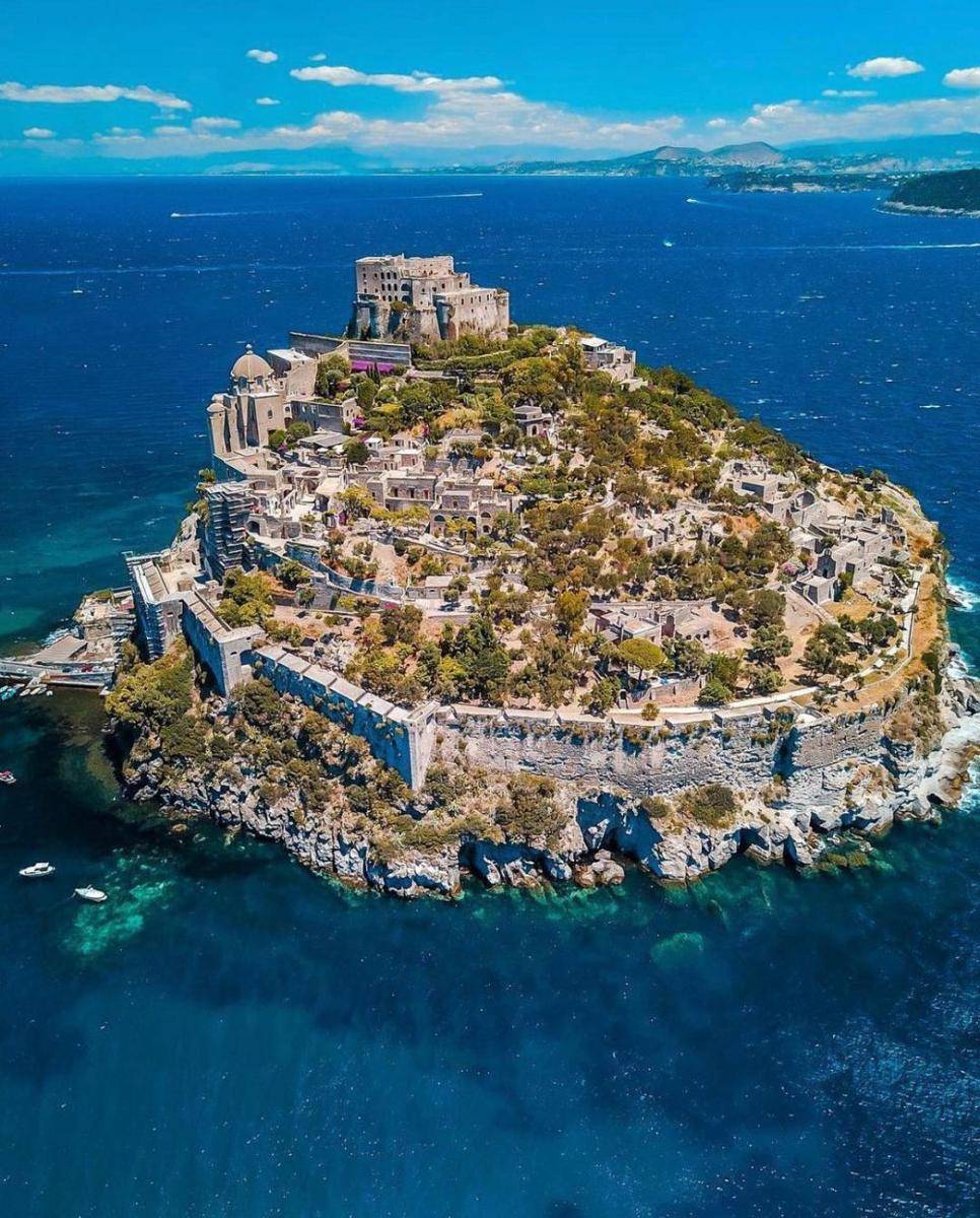 potret Aragonese Castle (instagram.com/italygram_travel)