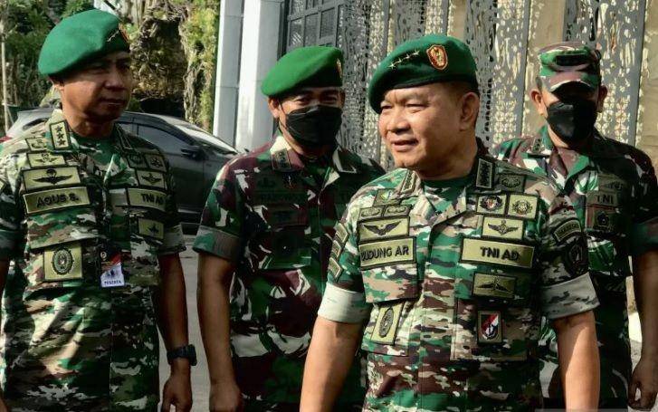 Kepala Staf TNI Angkatan Darat (Kasad) Jenderal TNI Dudung Abdurachman mengenakan seragam baru bermotif Loreng TNI AD saat jumpa pers sebelum Rapim TNI AD di Markas Besar TNI AD, Jakarta, Rabu (2/3/2022) (ANTARA/Genta Tenri Mawangi)