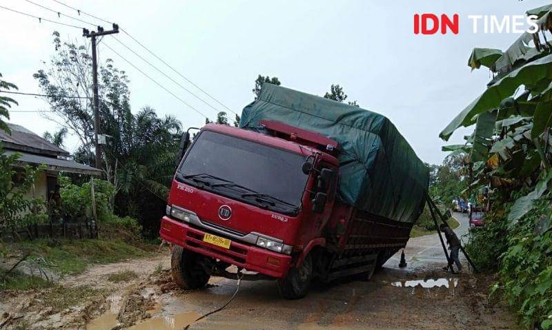 Lakalantas jalan negara dari dan ke IKN di wilayah Pemaluan - Riko (IDN Times/Ervan)