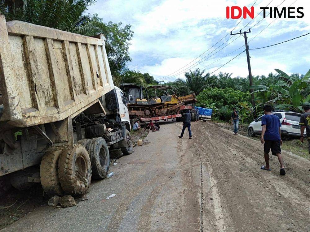 Antrian kendaraan akibat lakalantas di badan jalan menuju kawasan IKN di Kelurahan Pemaluan, Sepaku- Riko, Penajam (IDN Times/Ervan)