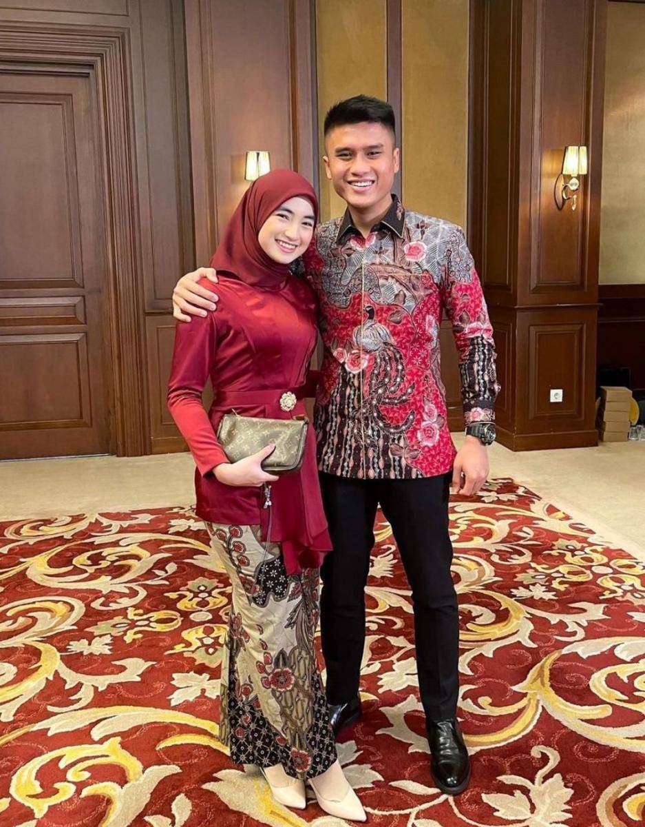 ootd kondangan couple merah (instagram.com/oliviafindas)