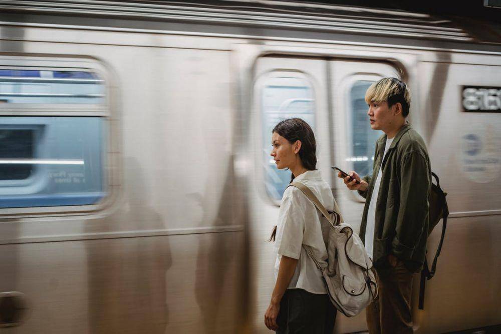 ilustrasi naik metro (pexels.com/Samson Katt)