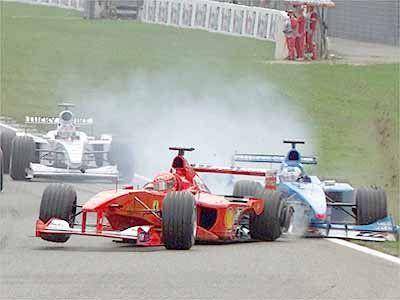 Michael Schumacher bersenggolan dengan Giancarlo Fisichella. (fedef1.com)