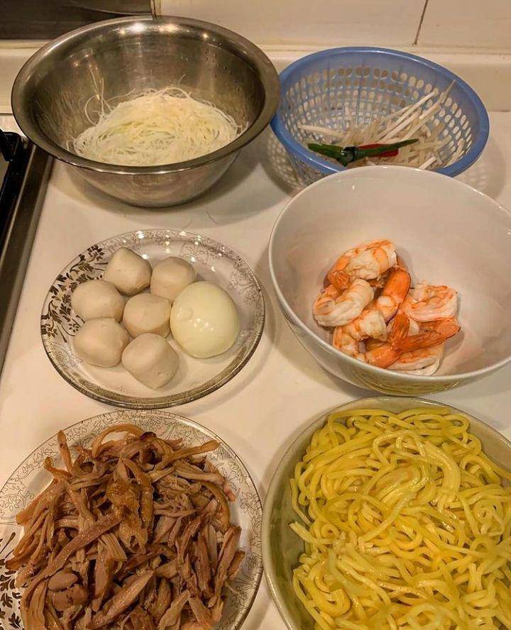 ilustrasi bahan yang dibutuhkan membuat hokkien prawn mee (instagram.com/yimsky)