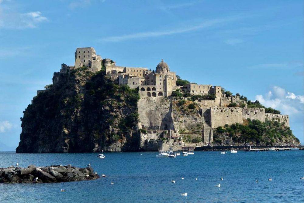 potret Aragonese Castle (instagram.com/valerialucia1312)