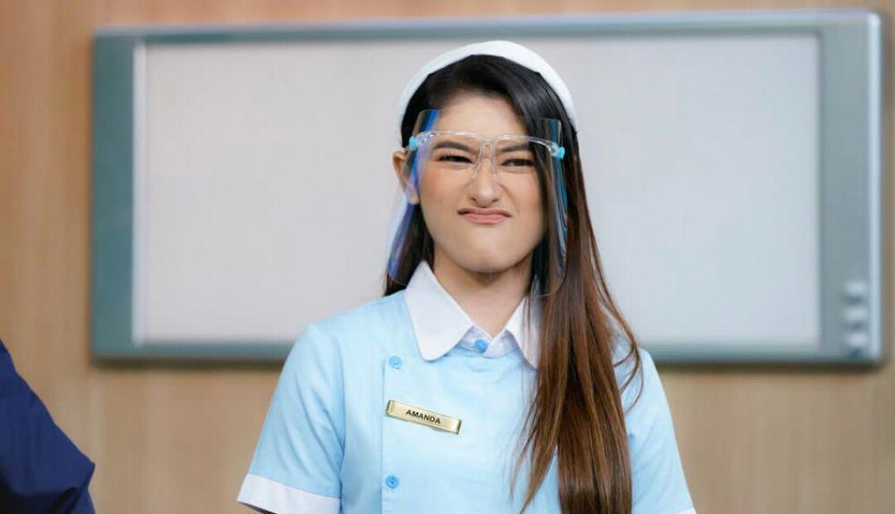 9 Potret Amanda Caesa Berdandan bak Suster, Warganet Antre Jadi Pasien