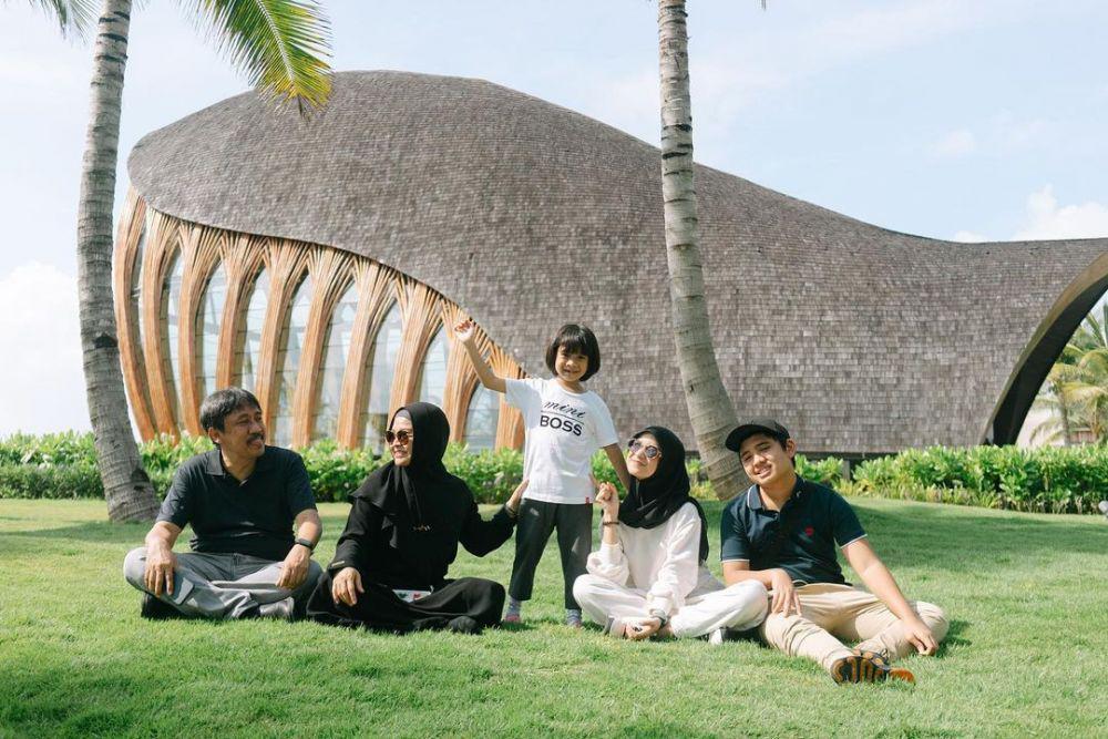 9 Potret Akrab Nashwa dan Keluarga, Jadi Anak Sulung Kebanggaan!