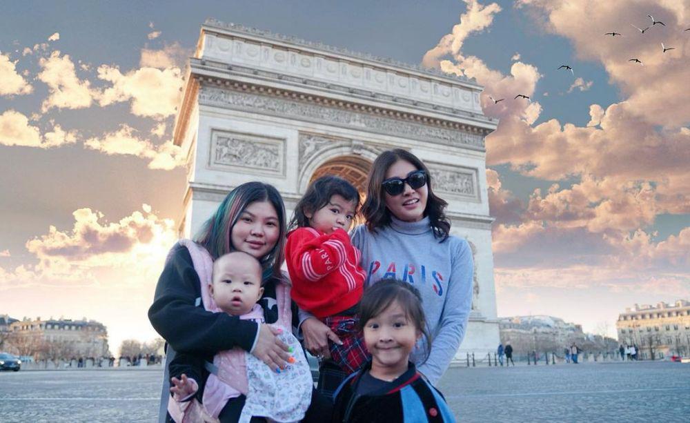 10 Potret Sarwendah Liburan Sambil Kerja ke Paris, Nekat Pakai Daster!
