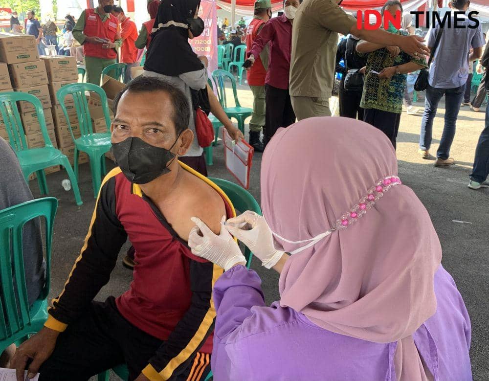 Vaksinasi di Pemkot Bandar Lampung. (IDN Times/Rohmah Mustaurida).