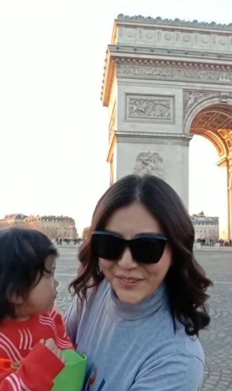 potret liburan Sarwendah di Paris (instagram.com/diarytheonsuttv)