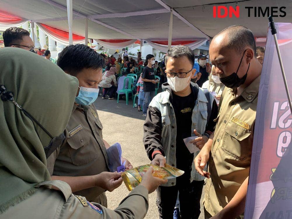 Pembagian minyak setelah vaksin. (IDN Times/Rohmah Mustaurida).