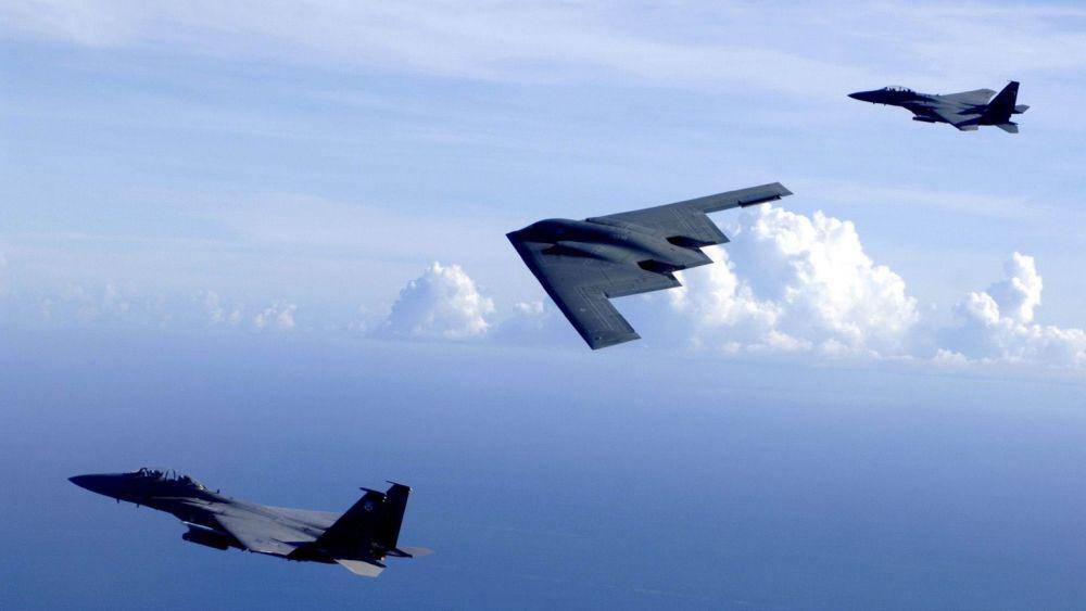 potret 2 buah F-15 yang sedang terbang formasi bersama pesawat pengebom siluman B-2 Spirit (peakpx.com)