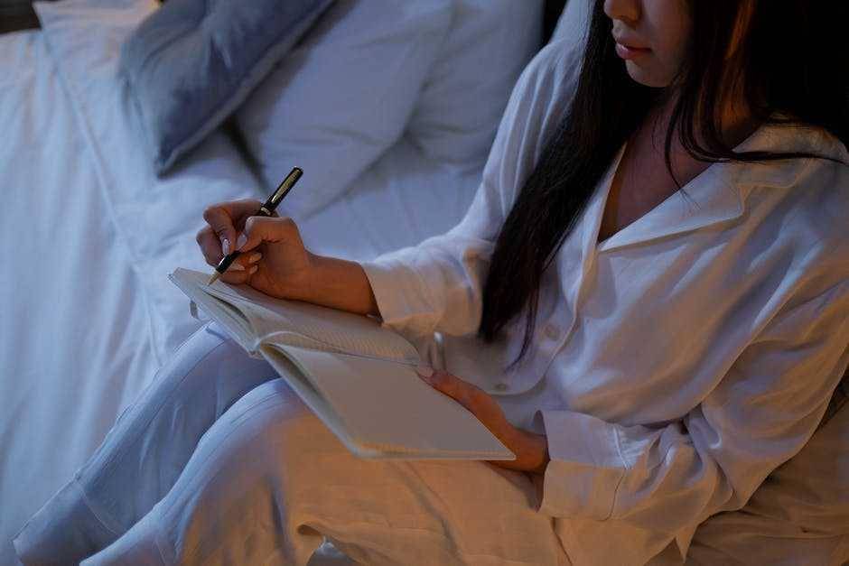 ilustrasi melakukan journalling (pexels.com/cottonbro)