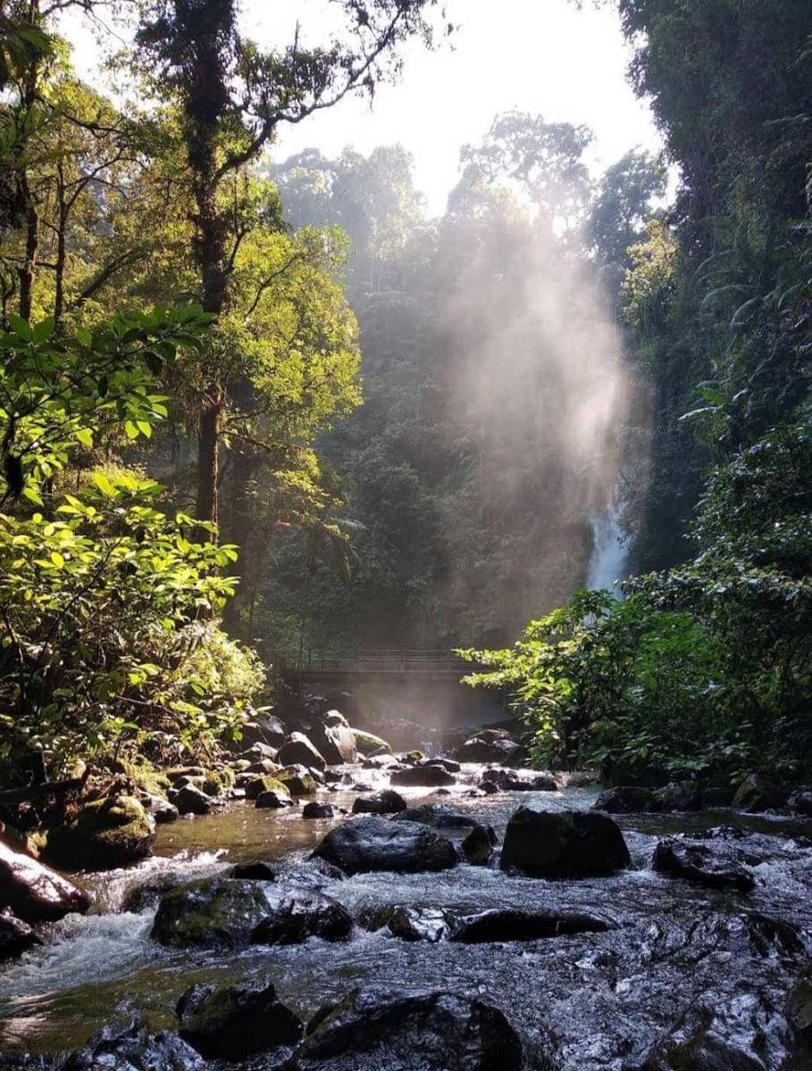 Aliran sungai di Curug Sawer wisata di Sukabumi