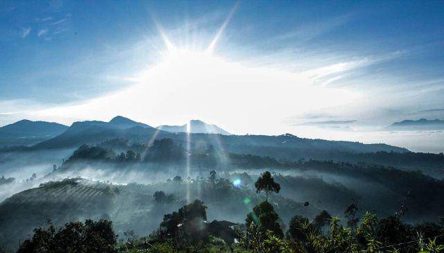 gambar pemandangan di puncak Gunung Batu (instagram.com/fhmsddq)