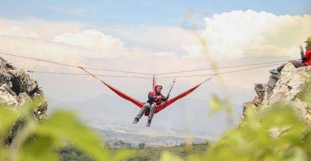 gambar turis mencoba hammock di Gunung Hawu (instagram.com/tebinghawu_official)