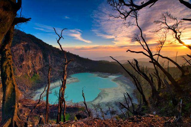 gambar pemandangan sunset di Kawah Putih Ciwidey (instagram.com/yonatan_kristianto_)