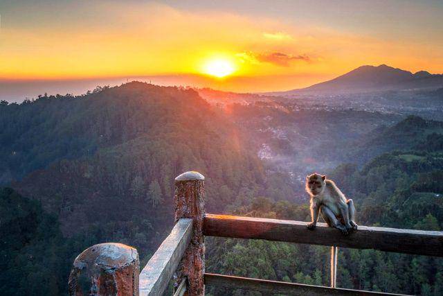 gambar suasana ketika sunset di Tebing Keraton (instagram.com/ariswbr)