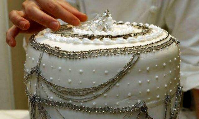 Platinum Cake By Nobue Ikara adalah kue yang dihiasi perhiasan platinum yang bisa dimakan. (transat.ru)