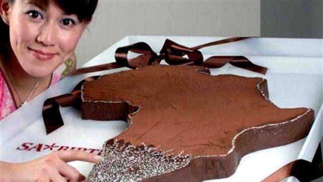 Disebut Africa Cake karena kue coklat ini berbentuk benua Afrika dengan 2000 berlian sebagai hiasannya. (mytravelstudio.com)