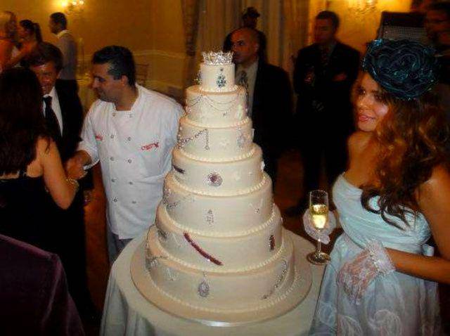 Devorah Rose Diamond Gala Cake dipesan oleh sosialita Devorah Rose dan dihiasi dengan aneka batu mulia. (hauteliving.com)