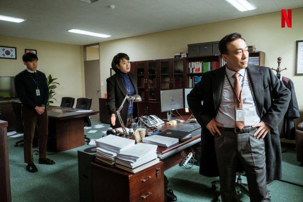 Kim Moo Yul, Kim Hye Soo, dan Lee Sung Min di Juvenile Justice (instagram.com/netflixkr)