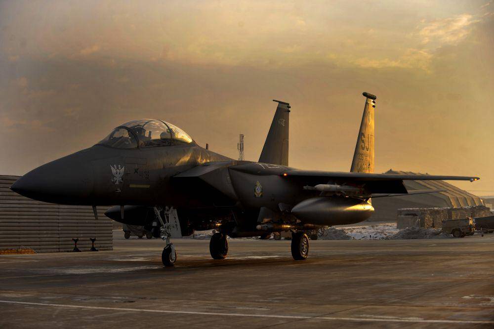 potret F-15E Strike Eagle AU AS di landasan udara Bagram, Afghanistan (thisdayinaviation.com/Airman 1st Class Ericka Engblom)