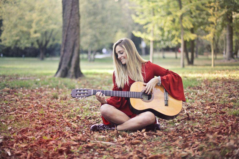 ilustrasi bermain gitar (pexels.com/Andrea Piacquadio)