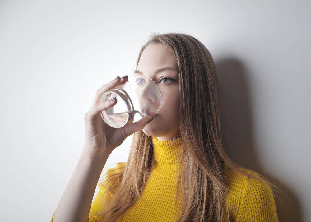 ilustrasi minum air putih (Pexels.com/ Andrea Piacquadio)
