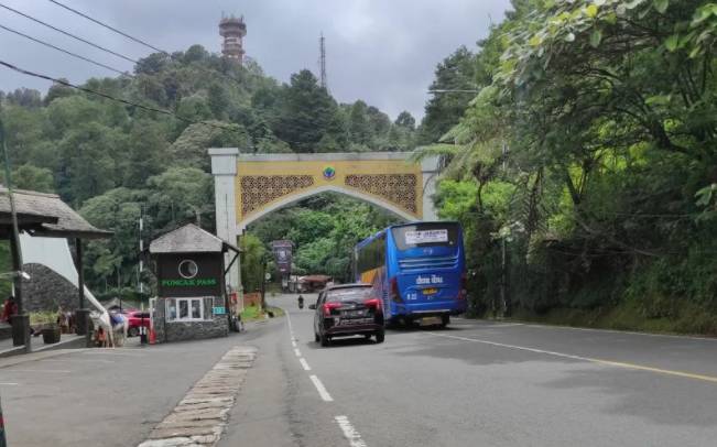 Jalur Puncak-Cianjur, Jawa Barat, ramai lancar saat libur Hari Raya Nyepi, tidak terlihat antrian kendaraan, namun petugas tetap disiagakan, Kamis (3/3/2022). (ANTARA POTO/Ahmad Fikri).