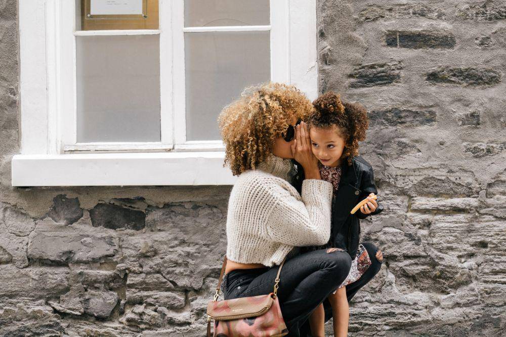 ilustrasi ibu dan anak (unsplash.com/Sai De Silva)