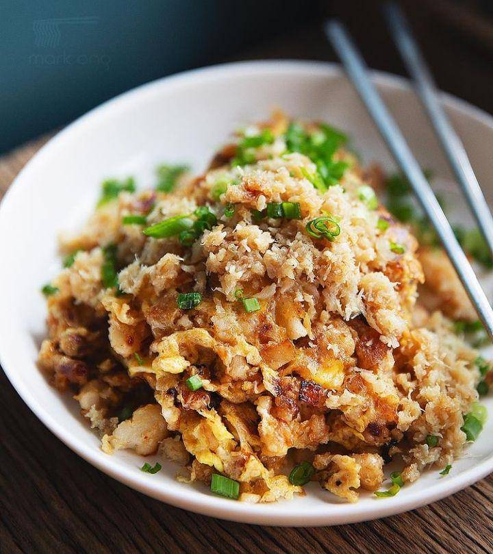 fried carrot cake khas Singapura (instagram.com/makoeats)